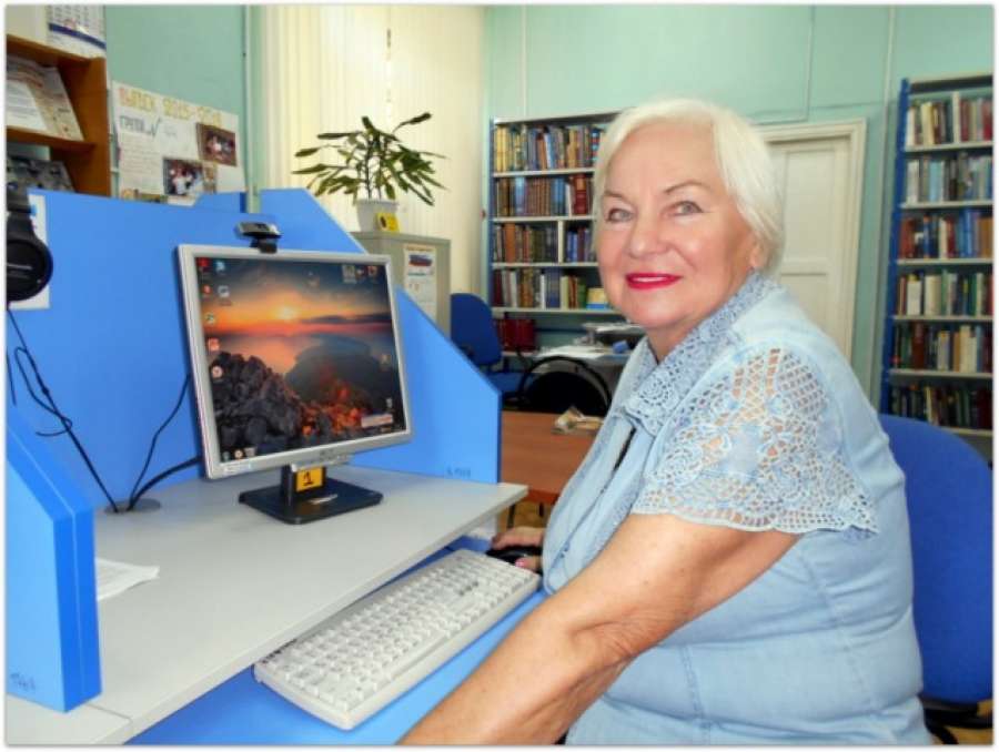 Волонтер компьютер. Компьютерная грамотность для пенсионеров. Компьютерные курсы для пожилых. Курсы компьютерной грамотности для пожилых. Компьютерные курсы картинки.