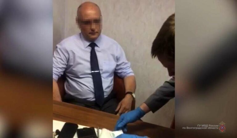 В Волгограде за взятки задержали главврача – патологоанатома
