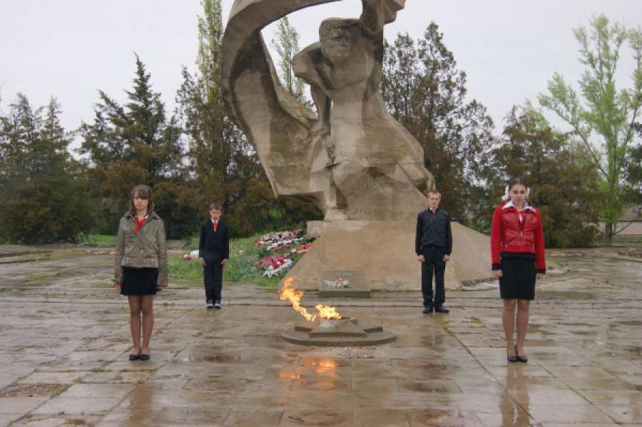 Погоду село солодча. Мемориал вечный огонь Михайловка. Вечный огонь Михайловка Волгоградская область. Мемориал вечный огонь Михайловка Волгоградская область.