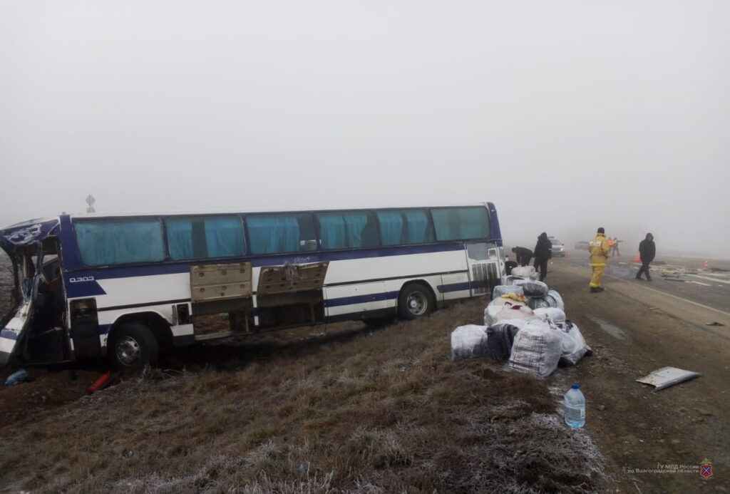 Под Волгоградом пассажирский автобус протаранил КАМАЗ с прицепом