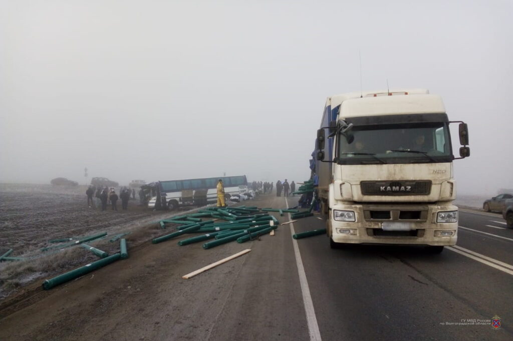 Под Волгоградом пассажирский автобус протаранил КАМАЗ с прицепом