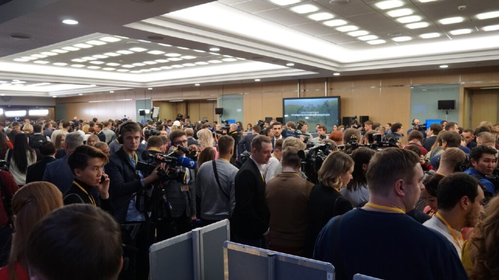 Волнение и очереди: волгоградские журналисты готовятся к прямой линии с президентом