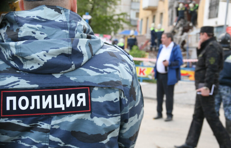 В Волгограде во время спецоперации «закладчик» ранил ножом бойца полицейского спецназа