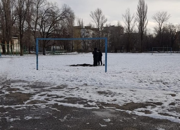 Волгоградец откопал на школьном футбольном поле снаряд времен ВОВ