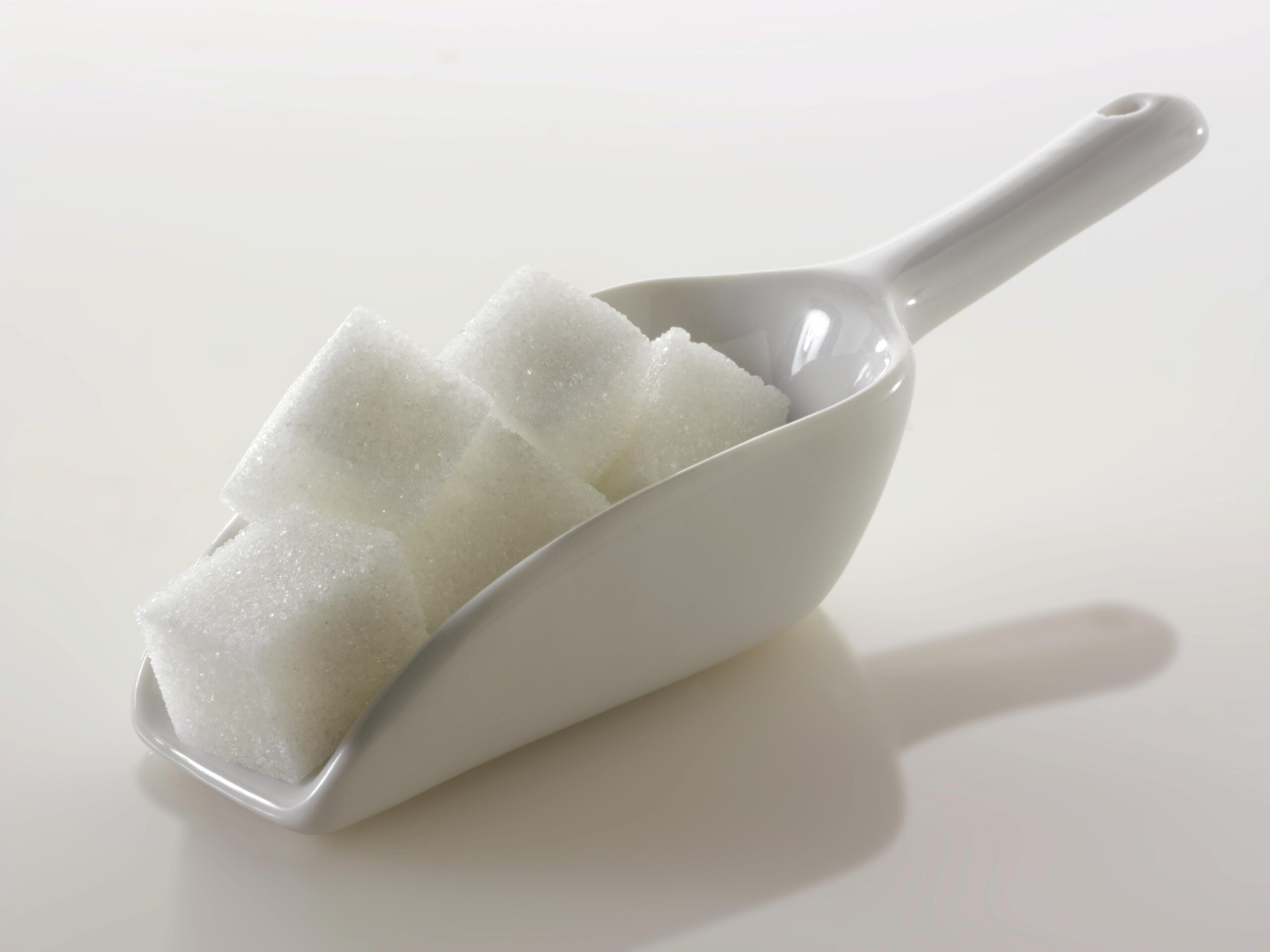 Сахарные добавки. Сахар дефицит. Сахар по чем. Сахар за лупой.. Полсдесие употребление сахара.
