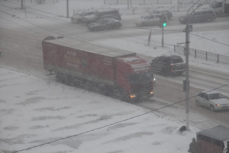 В Волгограде из-за снегопада образовался транспортный коллапс