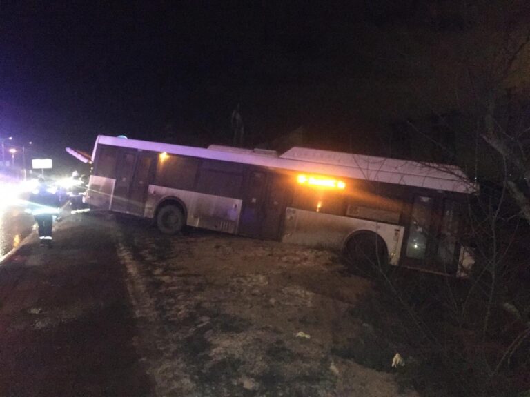 «Старался избежать крупной аварии»: водитель погиб под колесами собственного автобуса