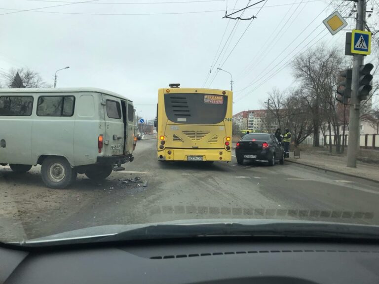 В Волгограде авария на Второй продольной парализовала движение