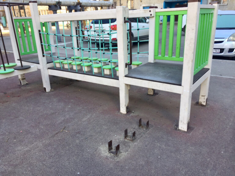 «Экономия не пошла на пользу»: в Астрахани просят отремонтировать опасную спортплощадку