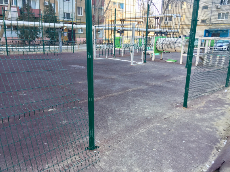 «Экономия не пошла на пользу»: в Астрахани просят отремонтировать опасную спортплощадку