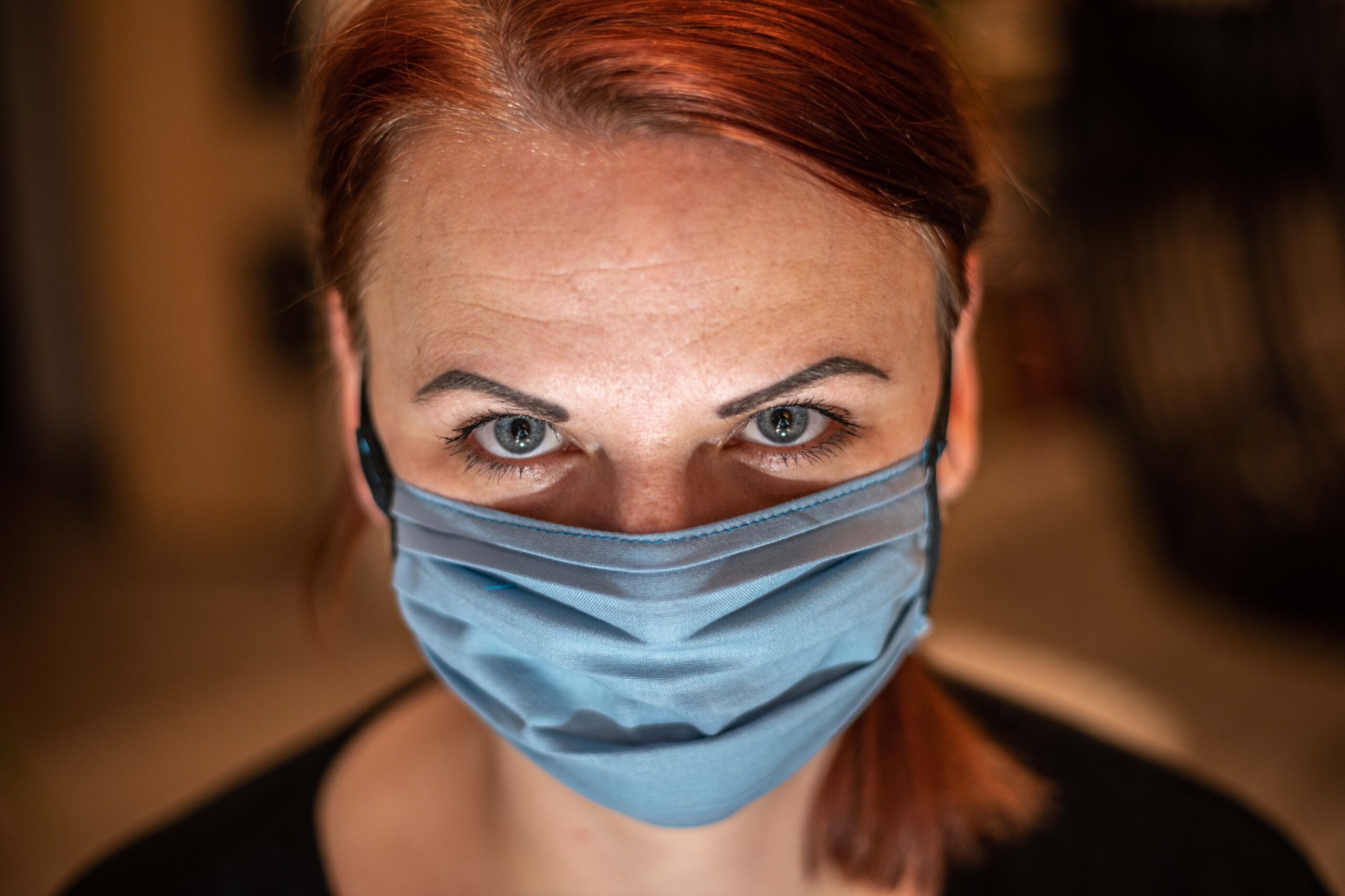 Женщина в маске медицинской