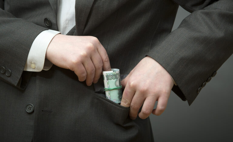 Бывшему начальнику отдела жилинспекции в Волгограде грозит до 8 лет лишения свободы