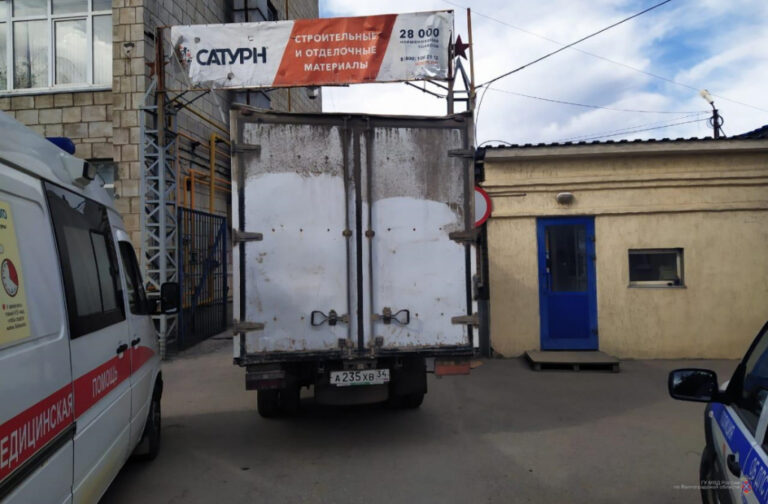 В Волгограде грузовик сорвался с тормозов и насмерть переехал водителя