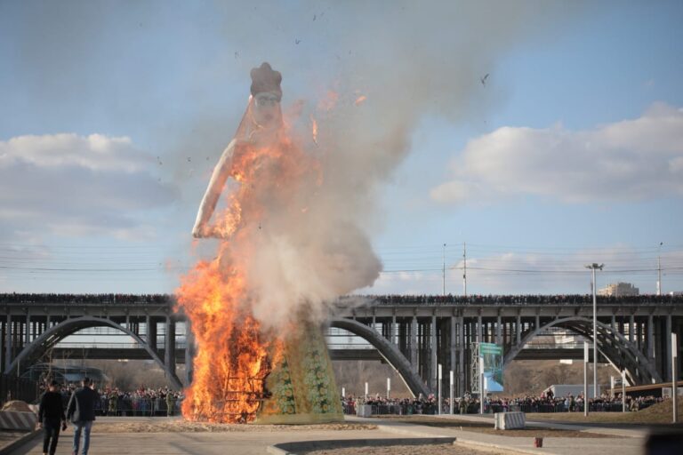 «Зиму проводили»: в Волгограде сожгли 14-метровое чучело Масленицы