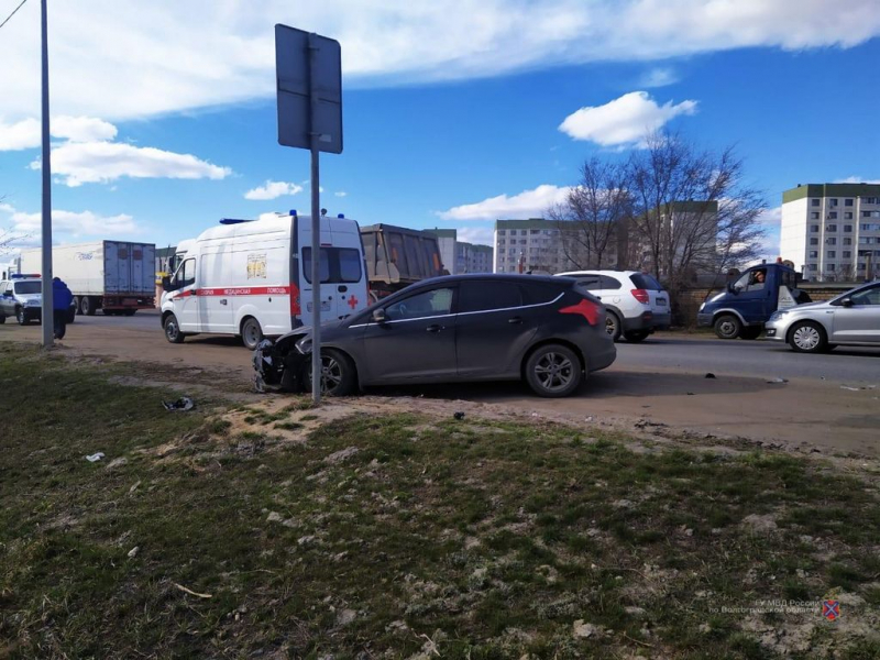 В Волгограде в аварии пострадала фельдшер неотложки
