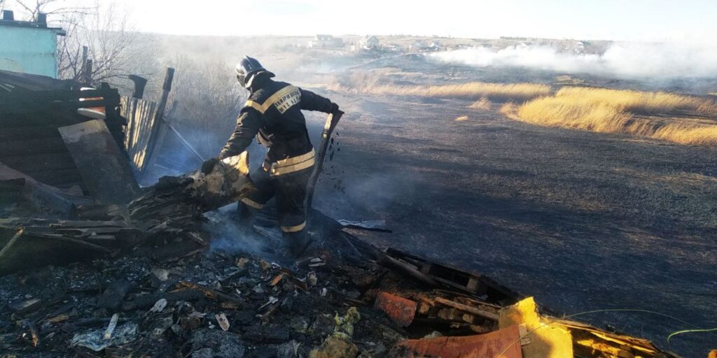 Под Волгоградом под шквалистым ветром несколько часов тушили крупный пожар