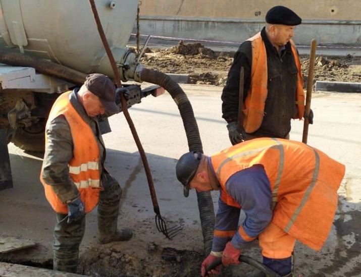 В Волжском с начала года прочистили 77 колодцев и ливневок