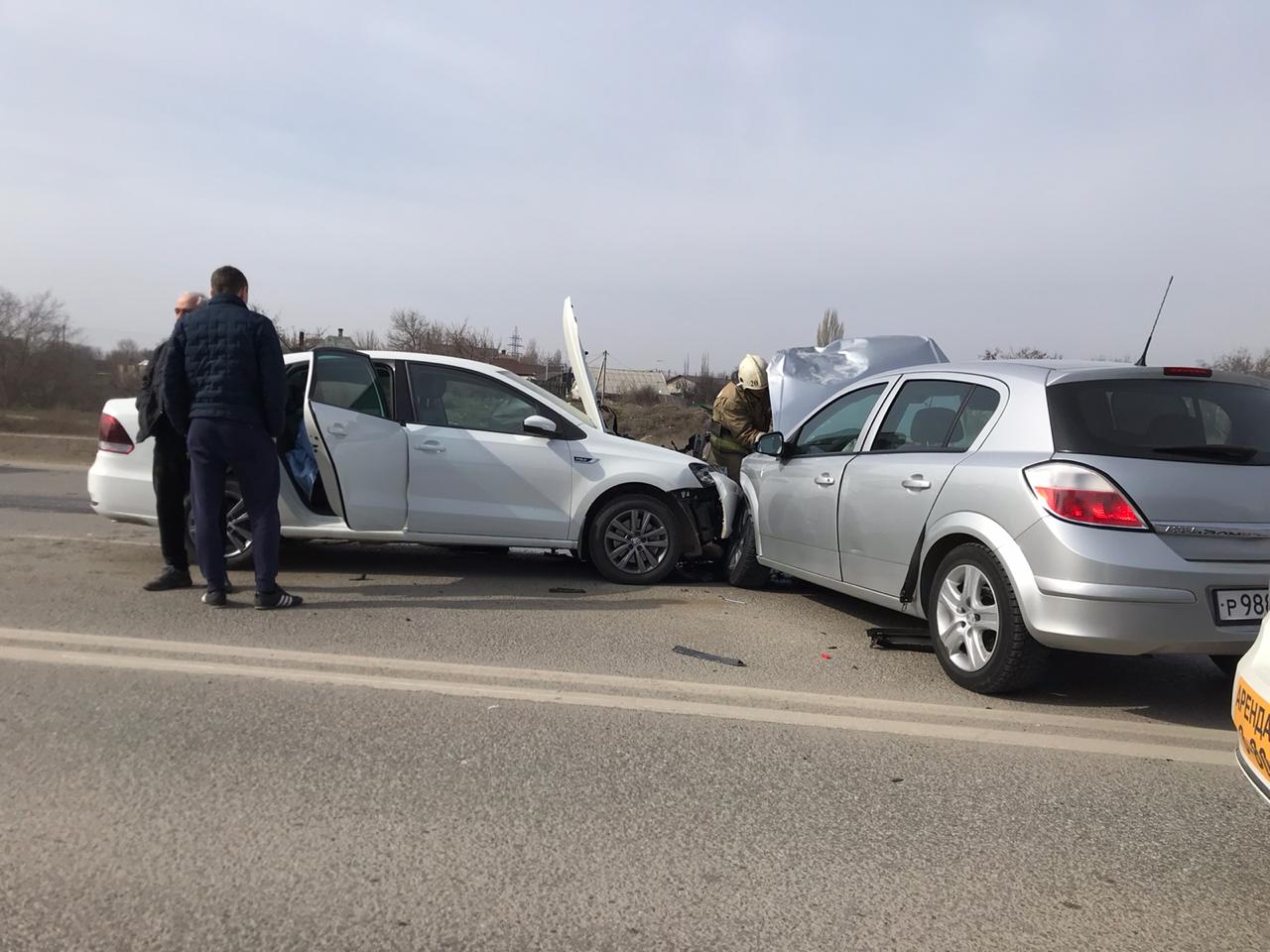 Происшествия волгоградской. ДТП В Волгограде в Ворошиловском районе. Авария в Волгограде в Ворошиловском районе. Авария в Волгограде Ворошиловский р-он.