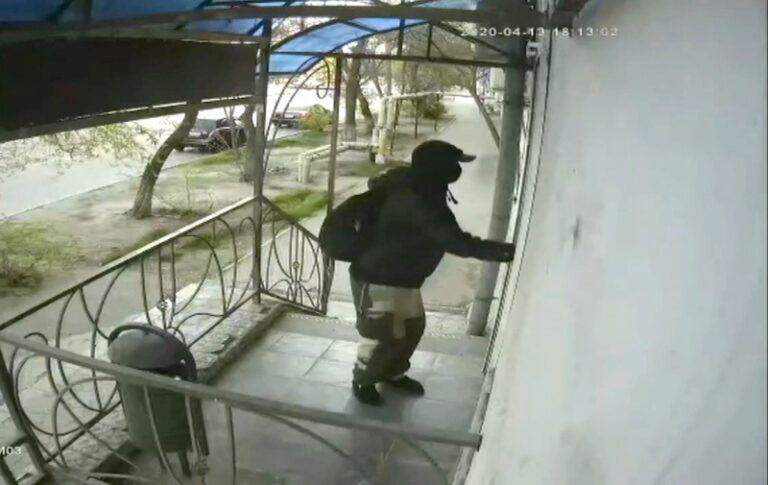 Астраханский охранник с сувенирным пистолетом за минуту «обчистил» магазин