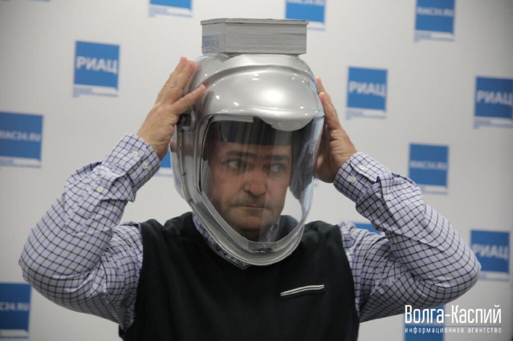 «Короне чтоб пришел конец, надень на голову венец»: в Волгограде ученые презентовали «чудо-шлем» для защиты от коронавируса