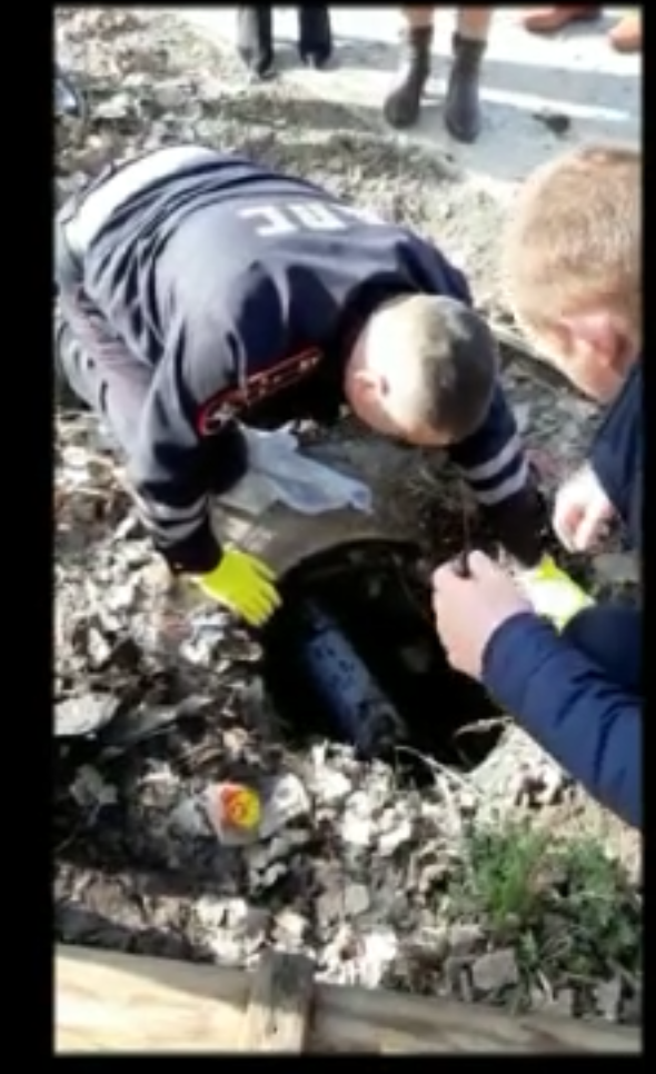 Астраханские полицейские спасли щенка, провалившегося в колодец