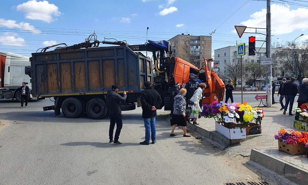 В Волгограде груженный металлом "КАМАЗ" вылетел на оживленный тротуар