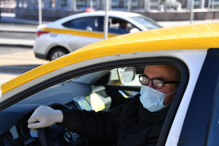 Волгоградских таксистов обязали надеть маски и обрабатывать салон