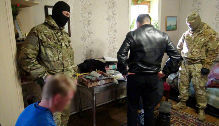 «Одного облили бензином и бросили в огонь»: в Астрахани задержали преступную группу