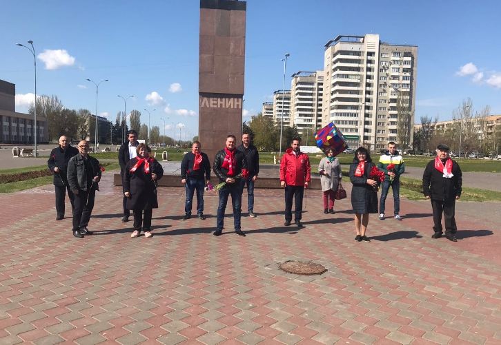 Волжане отметили 150-летие Владимира Ленина сбором у памятника революционеру