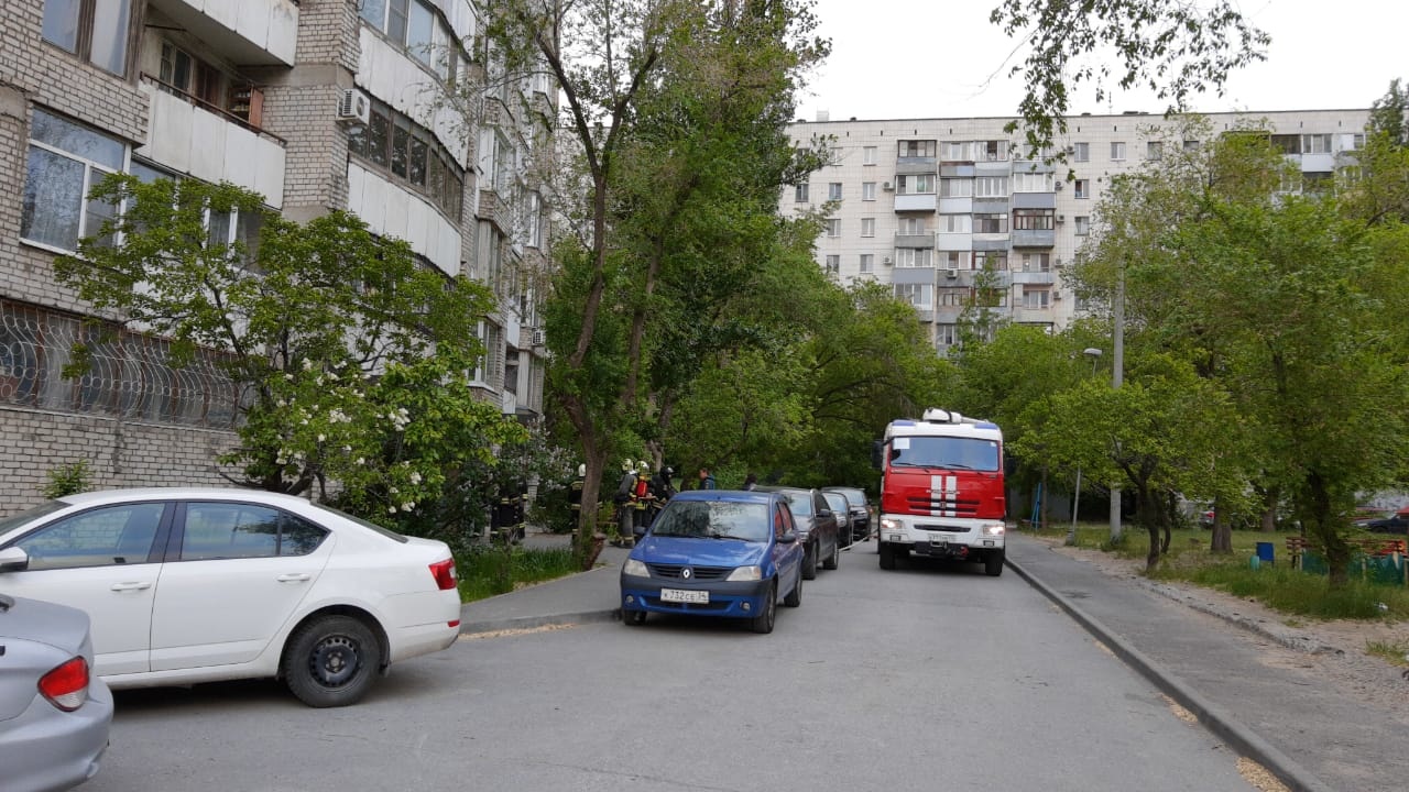 В Волгограде припаркованные машины мешают проезду пожарной техники