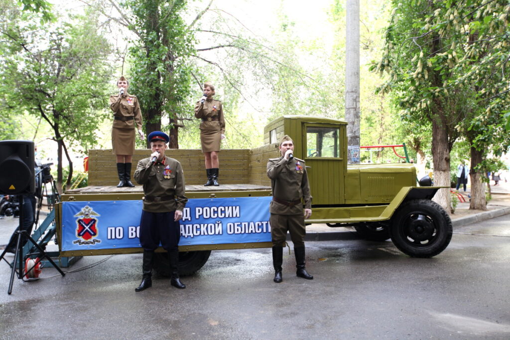 В Волгограде полицейские дали концерты во дворах своих ветеранов