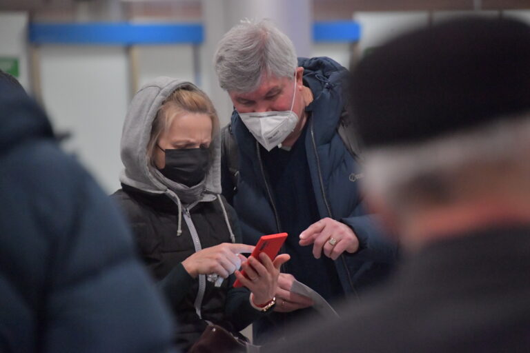 В Волгограде начали выдавать бесплатные перчатки и маски