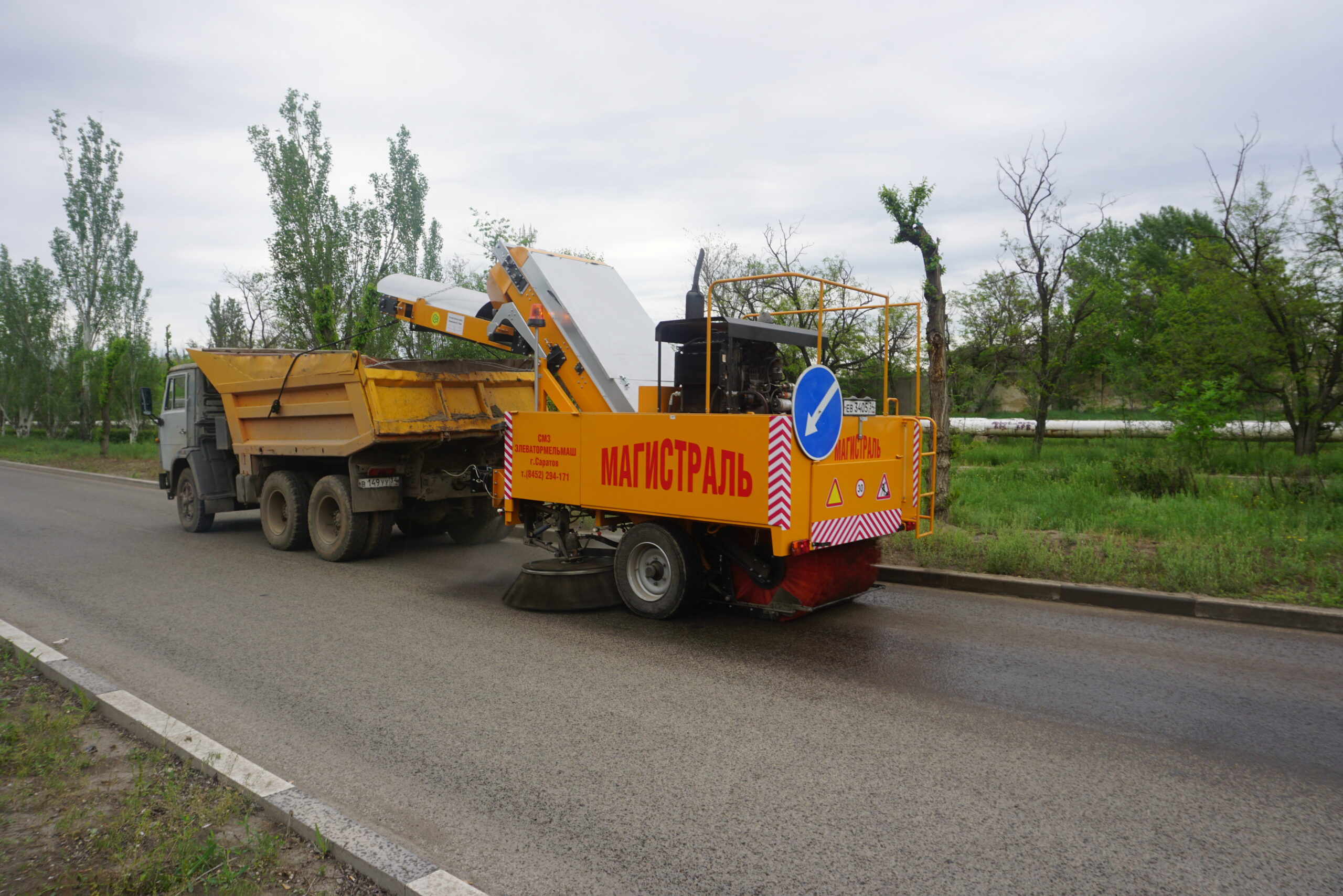 Дворы Волжского подметает машина за 6 миллионов рублей