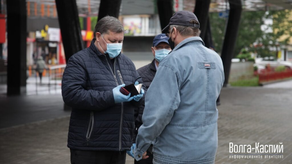 Ловили выходящих из транспорта: в Волгограде проверяют соблюдение масочного режима