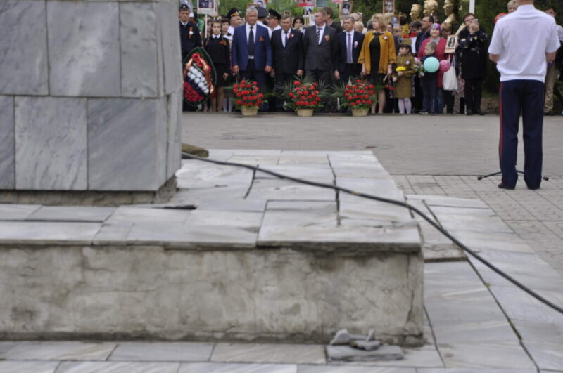 К 9 мая обветшавший памятник в Суровикино обновили маркерами