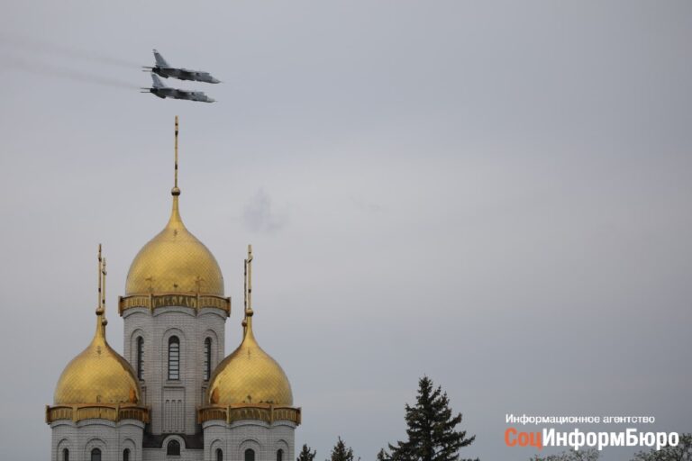 Военная авиация показала праздничный парад в небе над Волгоградом