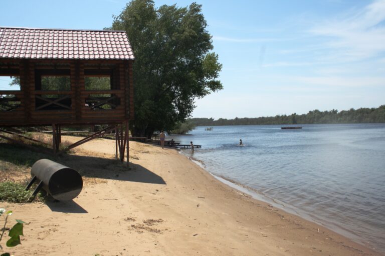 Бани на берегу реки: волжане боятся остаться без пляжа в Киляковке