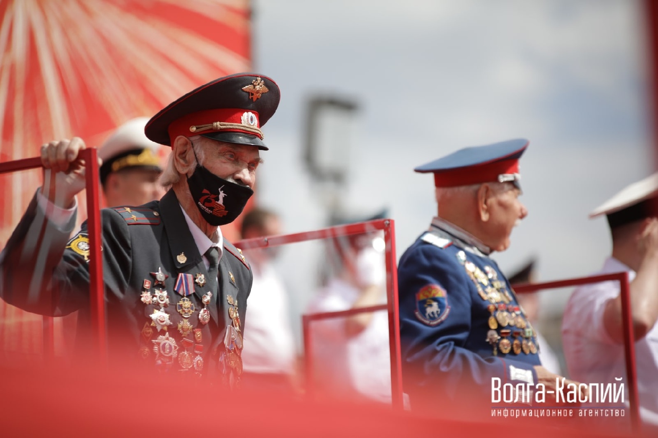 Андрей Малахов рядом с губернатором: в Волгограде под палящим солнцем прошел Парад Победы
