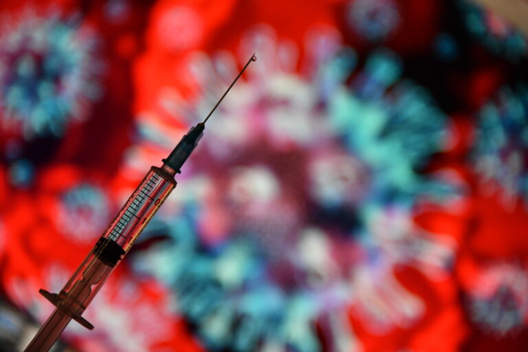 Вакцина от коронавируса создаст двухлетний иммунитет