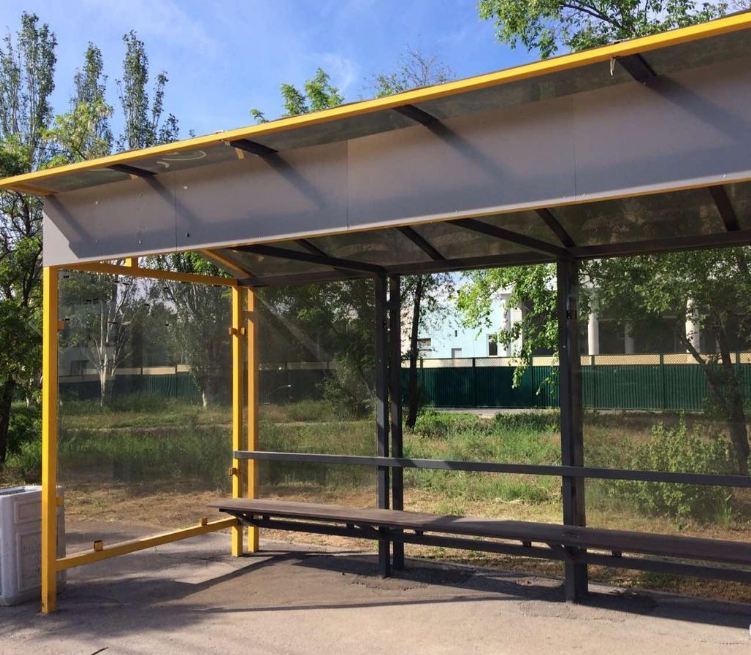 В Волжском вандалы разбили новую автобусную остановку у «Центра почки»