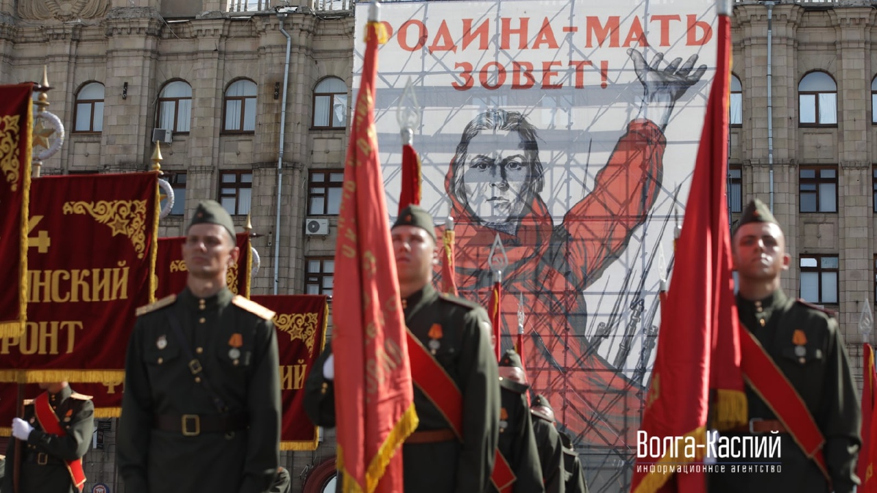 Андрей Малахов рядом с губернатором: в Волгограде под палящим солнцем прошел Парад Победы