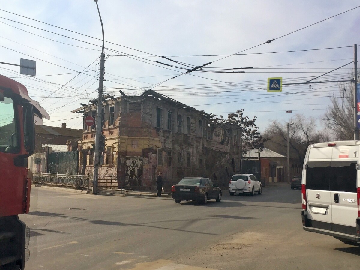 В Астрахани снесли аварийный дом, вынуждающий прохожих обходить его по проезжей части