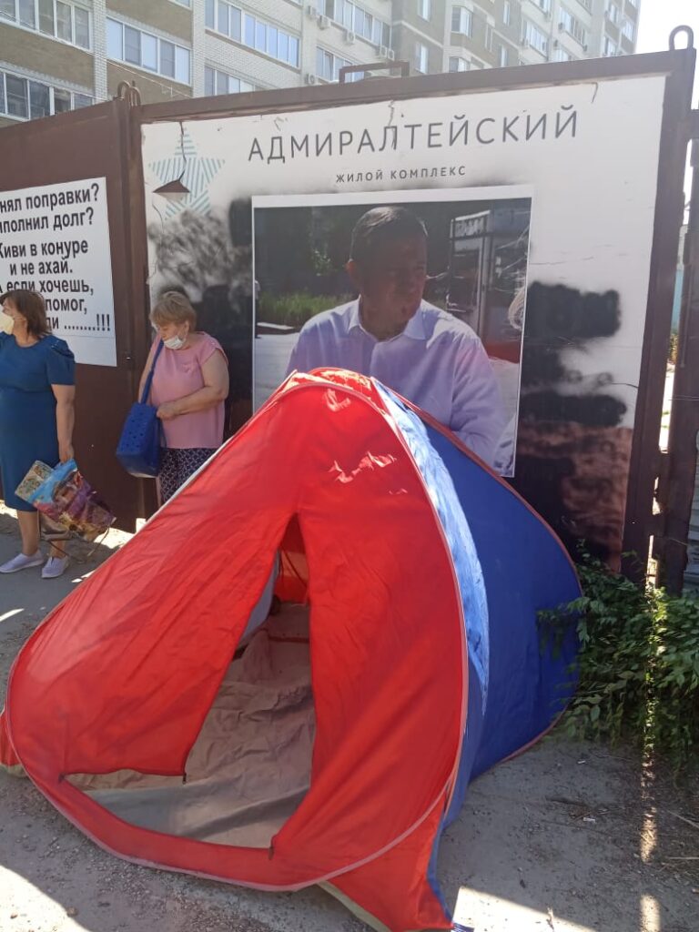 Волгоградские дольщики разбили на стройплощадке палатки и объявили голодовку