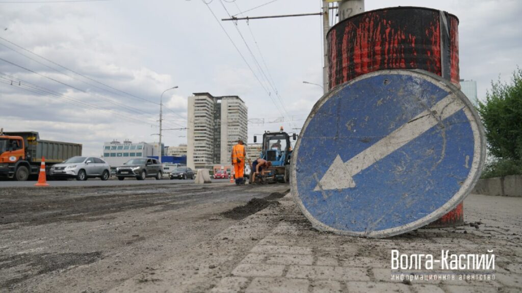 В центре Волгограда срезают новый асфальт