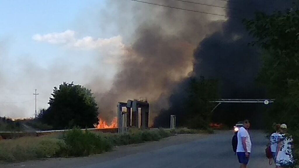 «Пламя выше человека»: в Волжском тушили пожар в промзоне