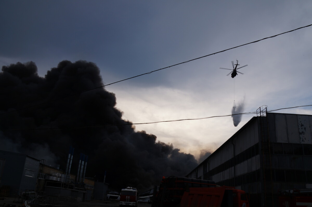 В Самаре вторые сутки тушат пожар в складском помещении