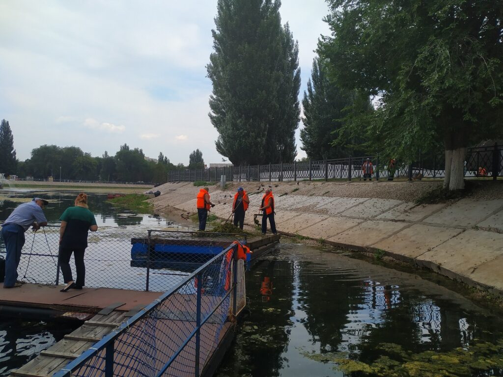 В Самаре ежедневно расчищают озеро в парке имени 50-летия Октября