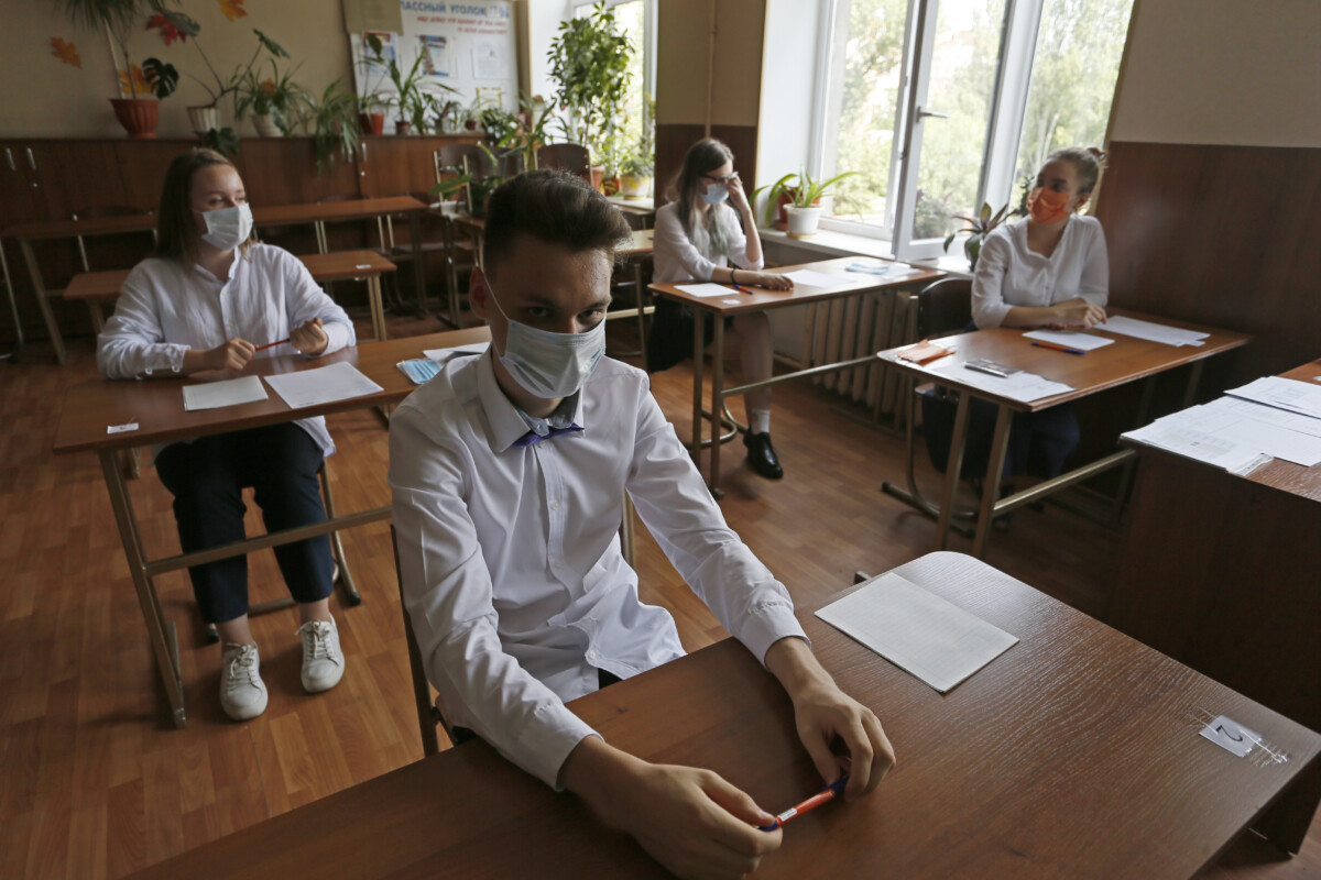 На 2 год в 10 классе. Школьники на экзамене. Школьники на ЕГЭ. ЕГЭ В школах России 2021. ЕГЭ фото.