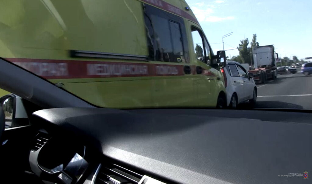 Волгоградские водители иногда мешают проезду скорой помощи