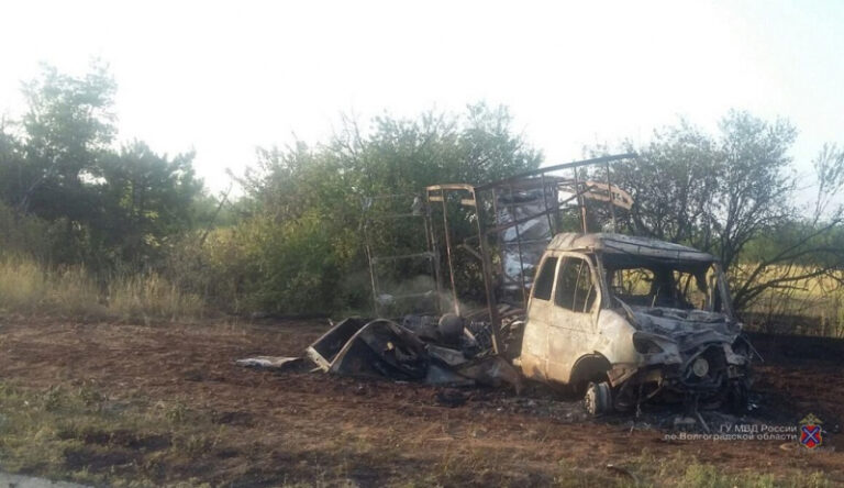 На трассе под Волгоградом сгорели два грузовика: есть пострадавший